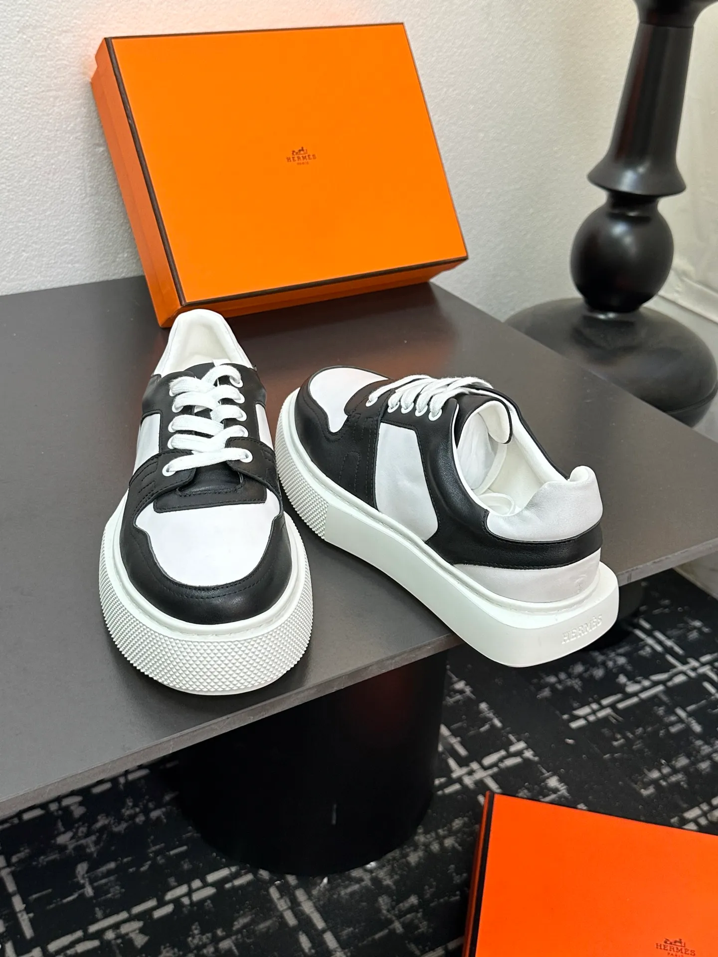 p700💰Men's shoes ❤️❤️Hermes top version# Hermès deep series couple's small white shoes casual skateboard shoes Stylish graphic design to create retro style Upper: cowhide material Lining: sheepskin lining Outsole: TPU outsole Size: 38-45